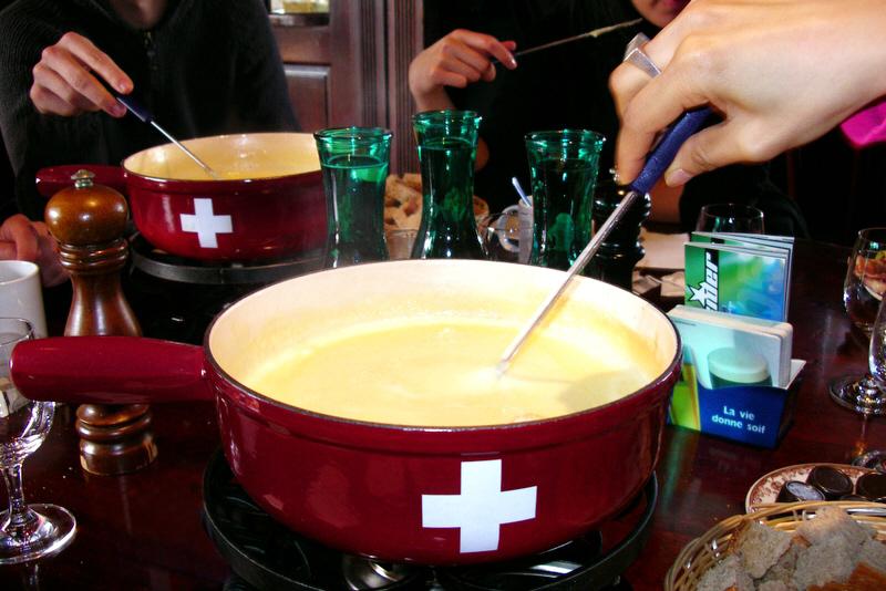 Fondue i raclette – szwajcarskie tradycje kulinarne